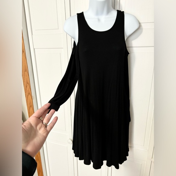 Black open shoulder dress with pockets (size XS adult) - Picture 3 of 5